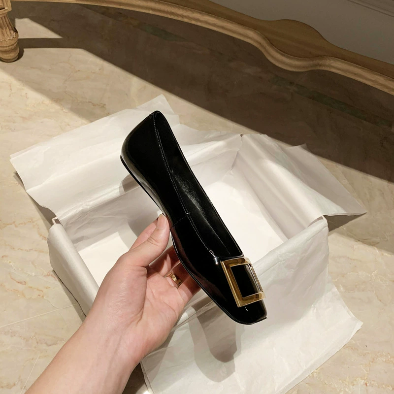 2025 Модель четырех сезонов инфлюенсер слон серый patent leather квадратный носок квадратная пряжка плоская обувь женские flat heel неглубокий рот характер женские туфли