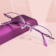 新型の高級紫女史の老眼鏡の優雅な女性は若く見えます。