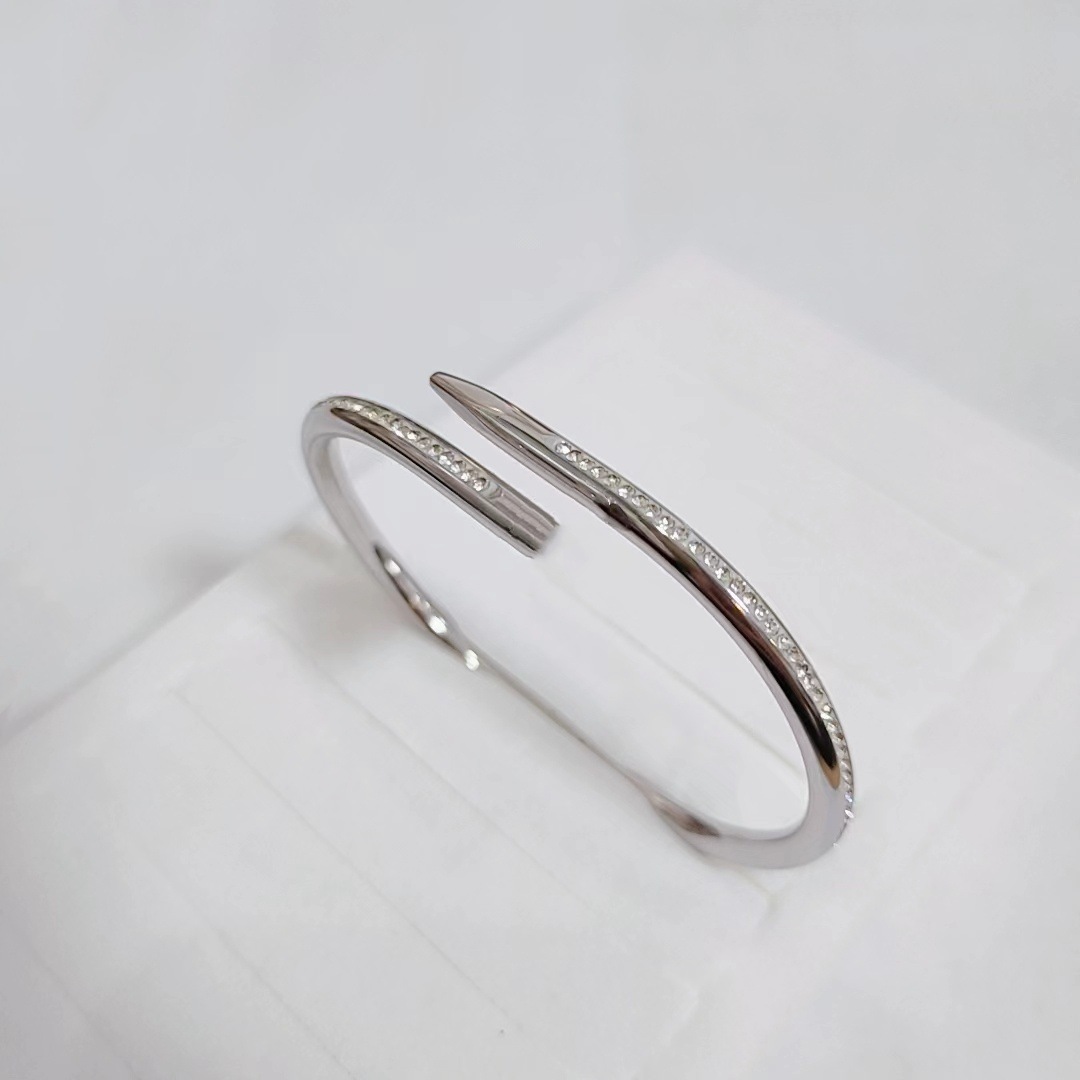 Venta caliente transfronteriza Kaga moda titanio acero clavo pulsera diamante de lujo ligero acero inoxidable todo fósforo pulsera no se desvanece