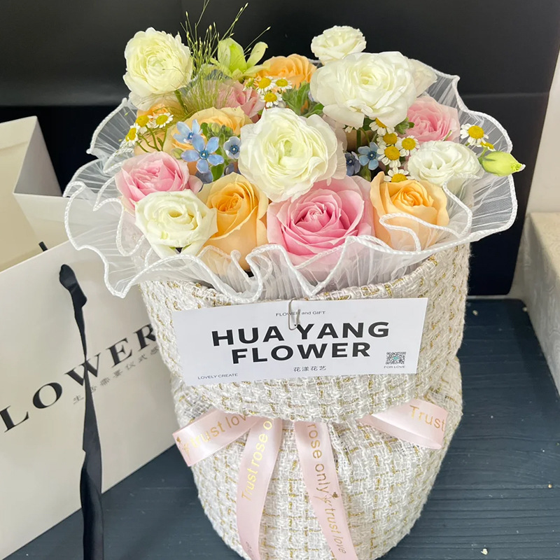 Tela Xiaoxiangfeng al por mayor material de embalaje de flores frescas papel de embalaje de ramo integrado floristería material suministros película de peinado