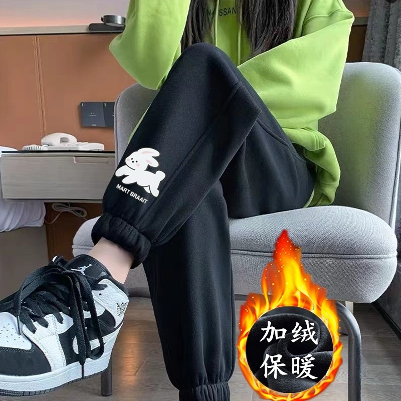 흰색 토끼 레깅스와 벨벳이 달린 검은색 바지