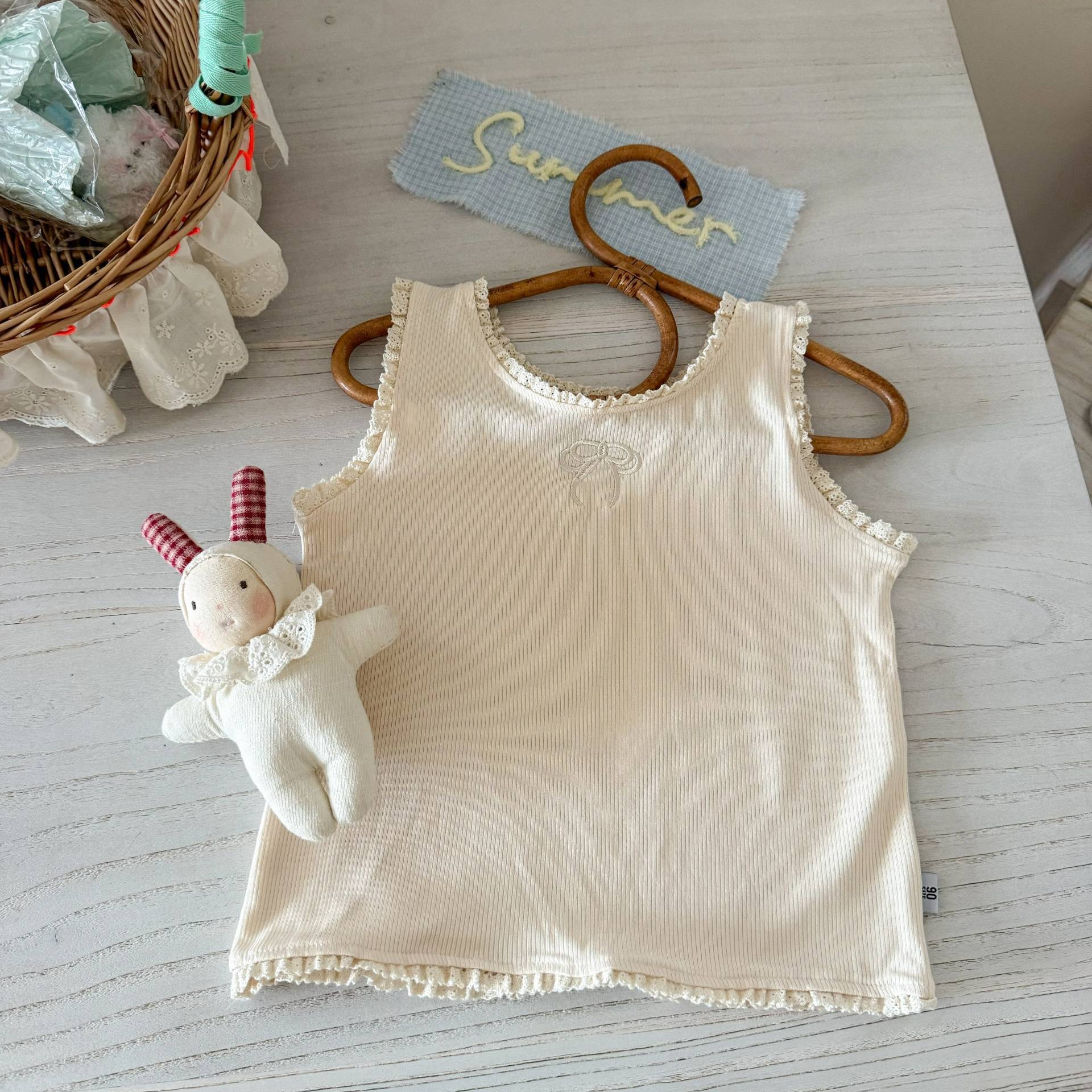 Chaleco pequeño con orejas de madera bordadas para niñas