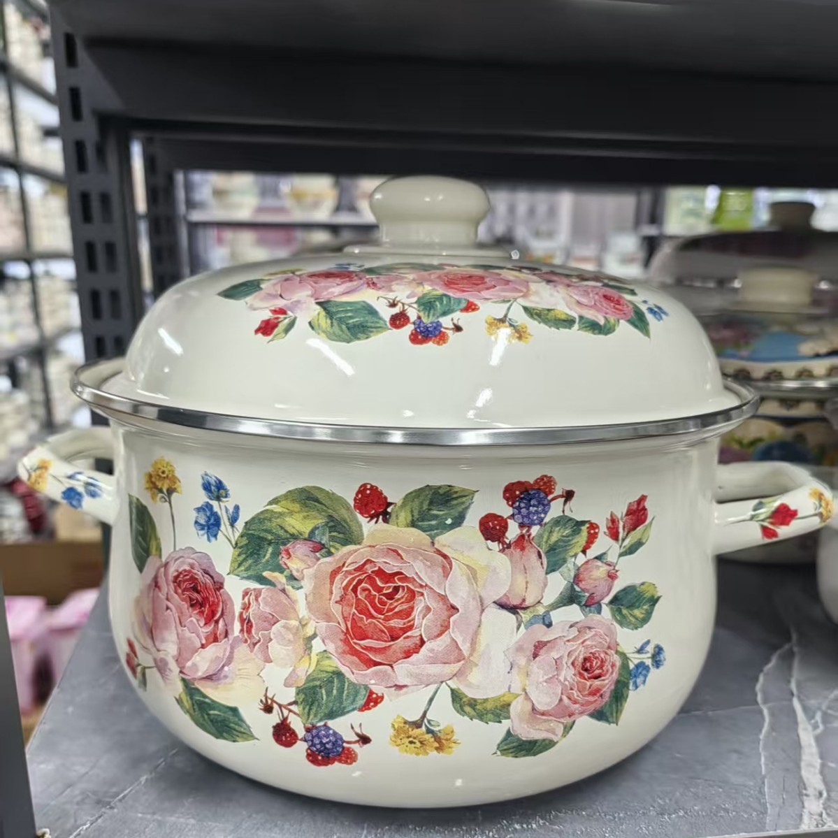 Old-fashioned enamel bowl with lid thickened milk pot soup pot…