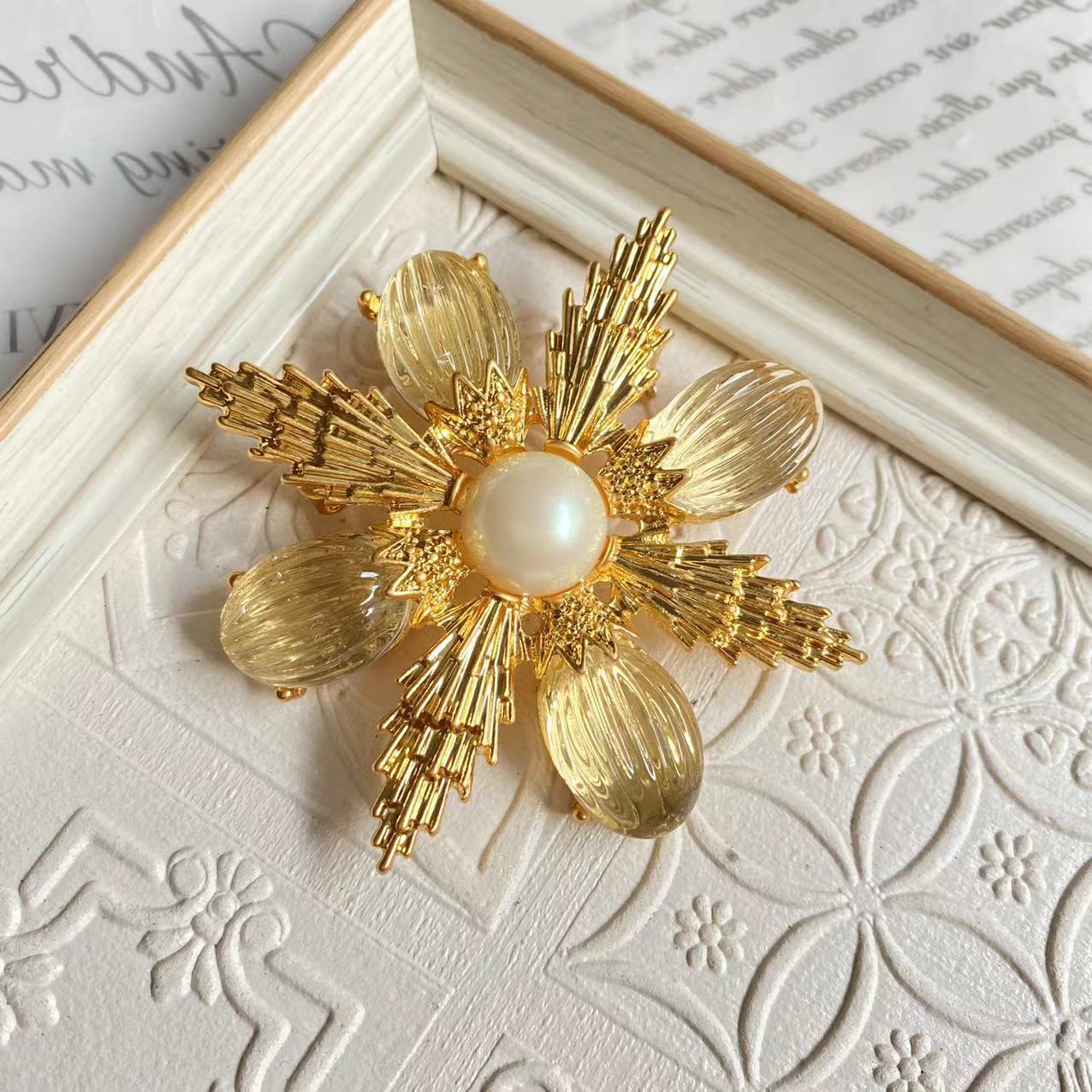 Mid-ancient retro glass brooch elegant gold-plated diamond simple brooch four-corner Red elegant suit brooch