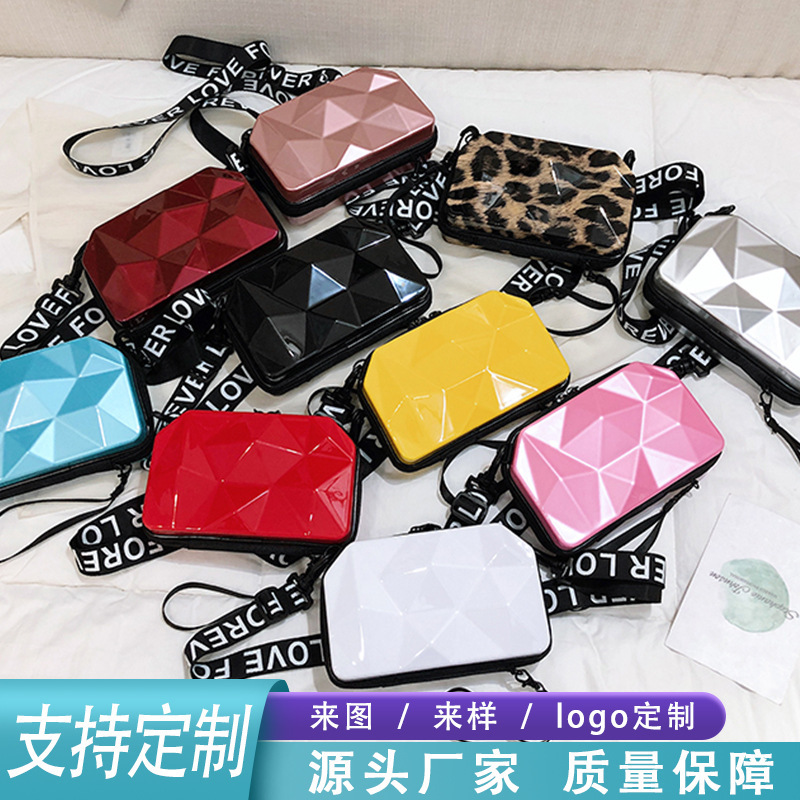 ins超火单肩斜挎小包包女网红棱格时尚化妆包迷你硬壳礼品包装盒