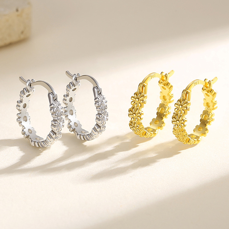 Pendientes simples de plata 925 pequeña flor margarita pendientes elegantes de las mujeres retro plata lisa pulida pendientes de alto grado al por mayor