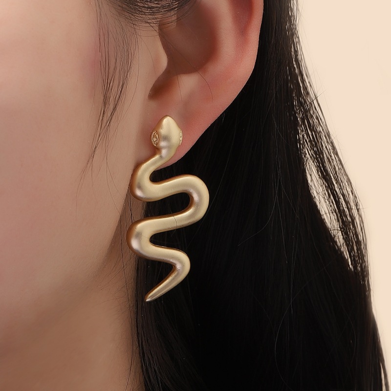 2023 nuevos pendientes de metal pendientes de serpiente mate pendientes de moda de personalidad europea y americana populares pendientes de serpiente dorada
