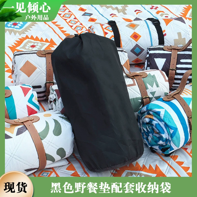 Черный водонепроницаемый карман для хранения коврика для пикника на открытом воздухе. Простая сумка для хранения для удобной переноски и хранения с независимой стропой.