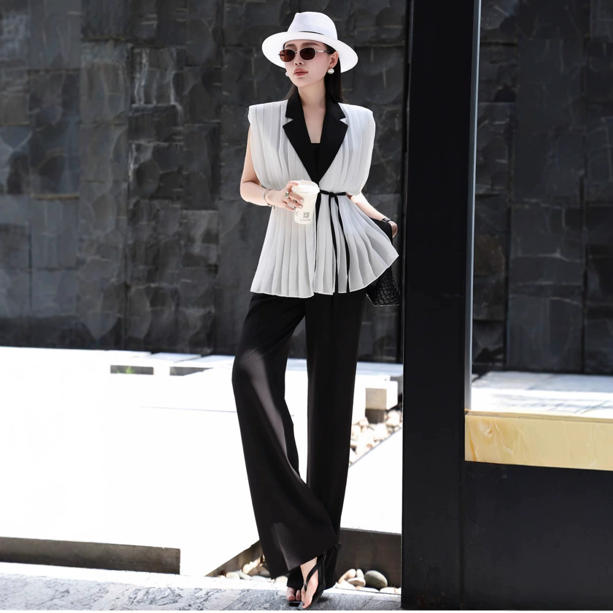 Элегантный маленький черно-белый плиссированный пиджак с цветными блоками, жилет, куртка и брюки, костюм для профессиональной женщины-руководителя, летний комплект из двух предметов.