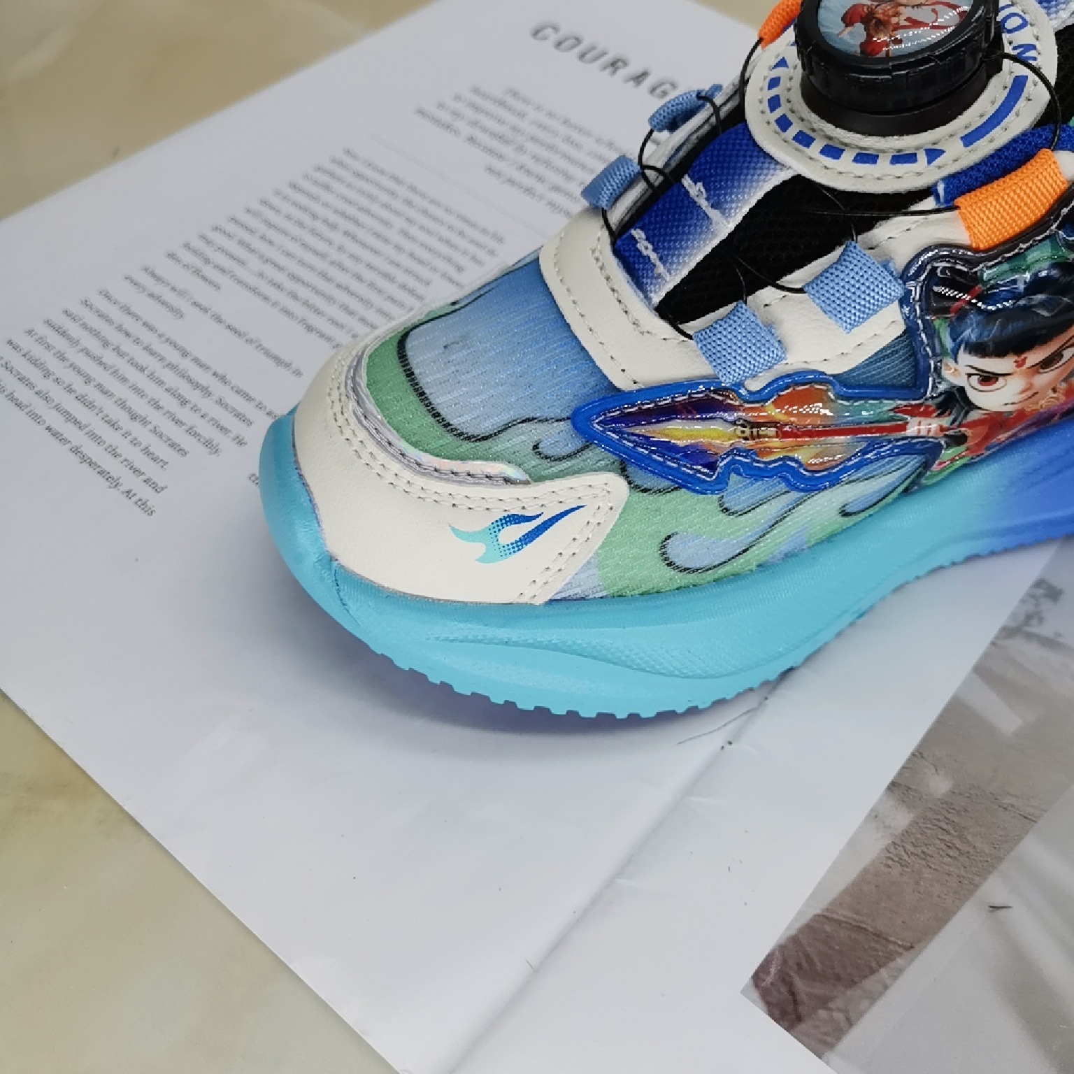 2025 principios de otoño nuevo estilo doble red niños niños niños niños pequeños y medianos niños de 3 a 6 años Nezha con molino de viento con zapatos deportivos ilumtados