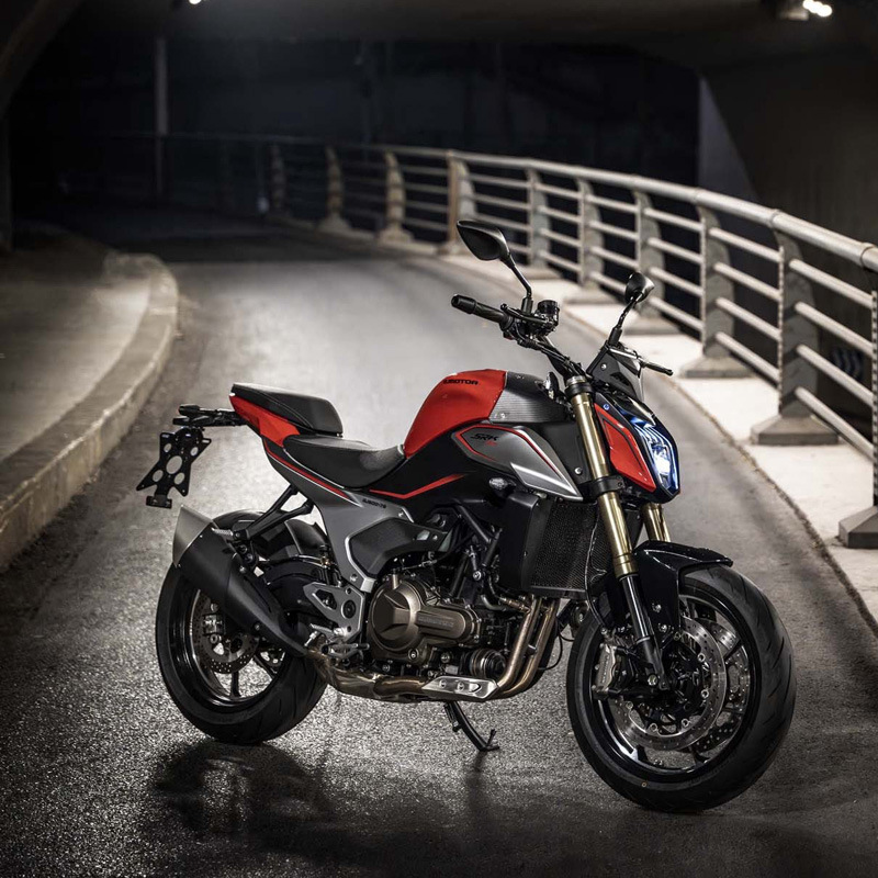 Auténtico Qianjiang Chase 550cc Guo Si Injección eléctrica puede montar en la marca de motocicleta de dos ruedas refrigerada por agua ABS + TCS ahorro de combustible