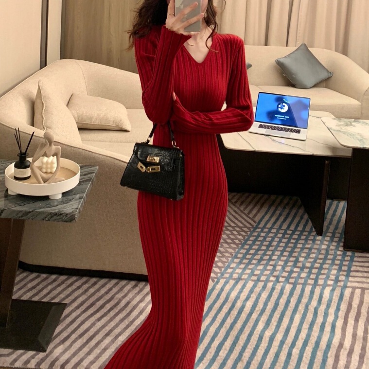 French Style Red Knitted Dress for Women in Autumn and Winter, High-End and Super Nice Coat with Slimming Look Long Skirt Inside