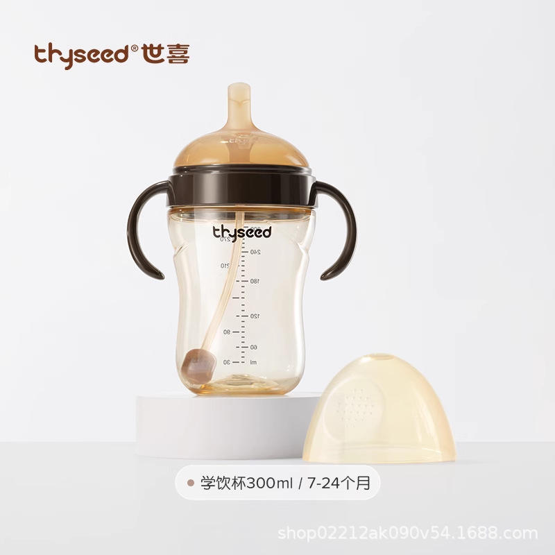 世喜の赤ちゃんはコップを飲みます。ミルクを飲みます。|undefined