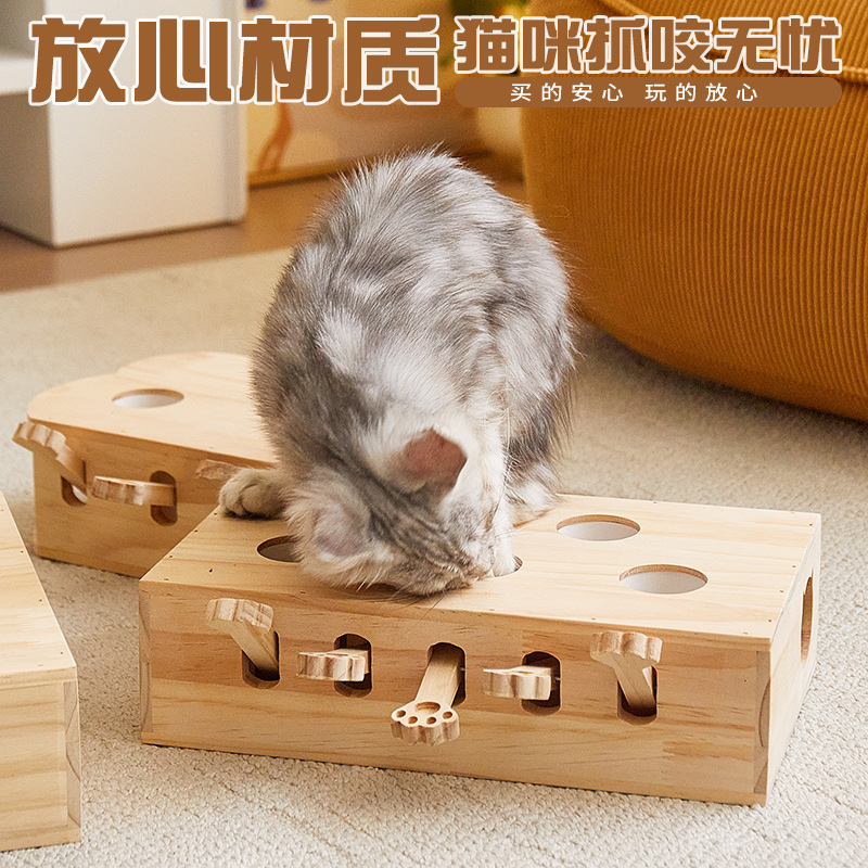 猫はネズミのおもちゃのネズミを打って猫を笑わせます。|undefined