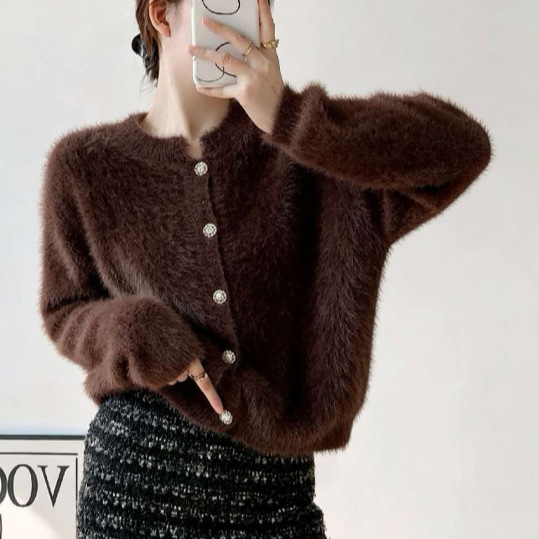 Round-neck plush short knitted cardigan for women with exquisite metal buttons, soft and loose, slimming, suitable for petite individuals Round-neck plush short knitted cardigan for women with exquisite metal buttons, soft and loose, slimming, suitable for petite individuals