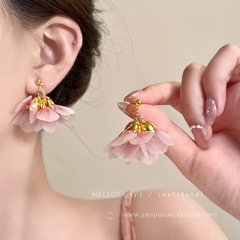 Vacancias suave hilo de malla brilla petal pendientes 2026 nuevo super temperamento perla perla hermosa joyas de orejas
