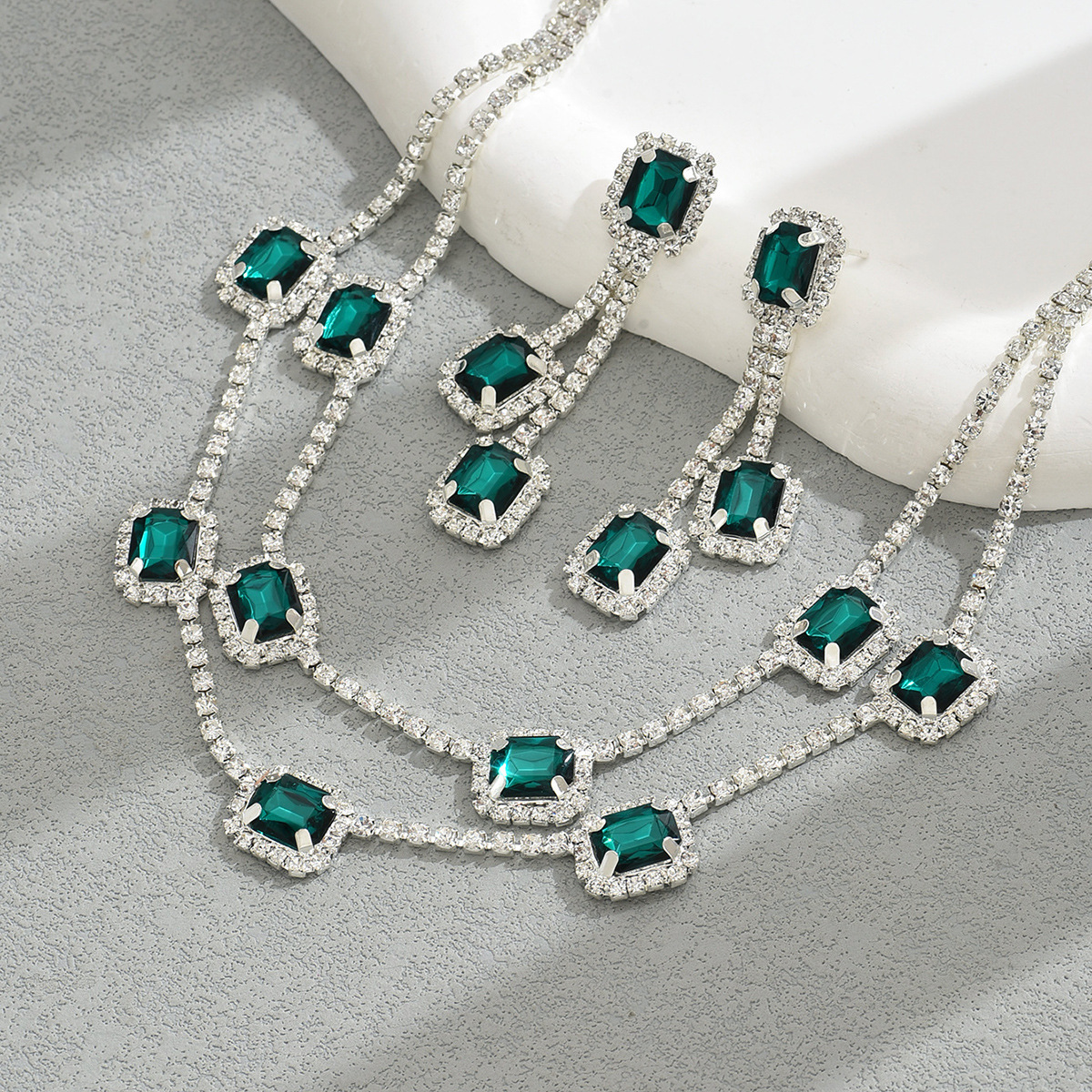 Set di gioielli di lusso collana con diamanti e orecchini smeraldo_voghion.com