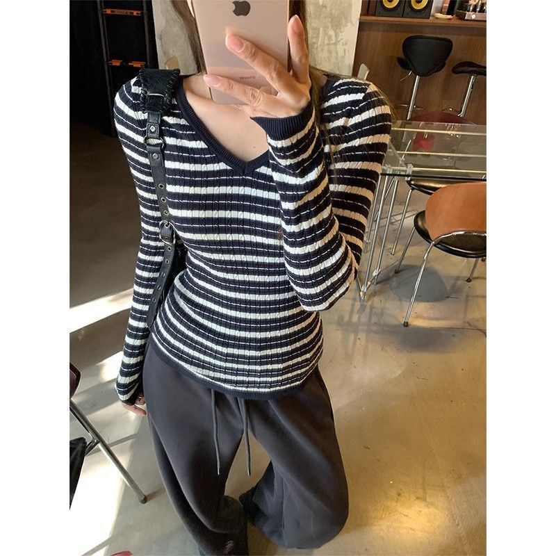 Black and White Striped Hot Girl V-Neck Long-Sleeve Knit Top Women's Spring New Pure Desire Slim Inner Base Shirt Top Black and White Striped Hot Girl V-Neck Long-Sleeve Knit Top Women's Spring New Pure Desire Slim Inner Base Shirt Top