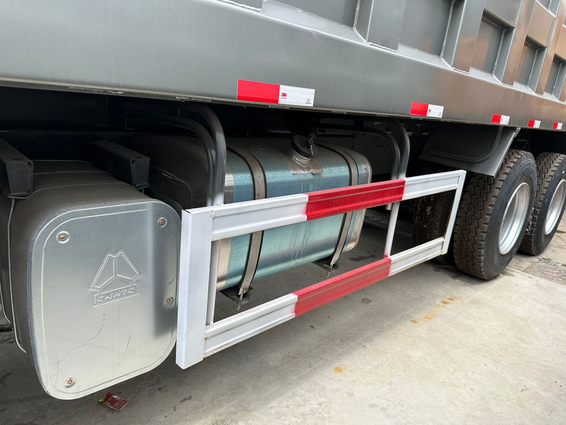 Used Howo 8X4 Dump Truck for Engineering Transport, High Horsepower, Factory Supply for Export