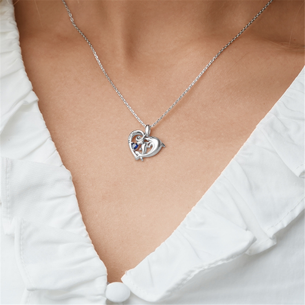 Collar con colgante de delfín y corazón en cristal azul mujer_voghion.com