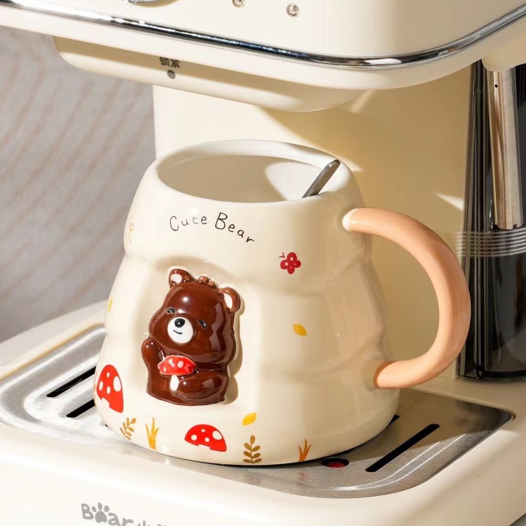 Oso de dibujos animados creativo Taza de cerámica con tapa cuchara Linda taza de café con regalo de la mano de alta apariencia en relieve muñeca taza