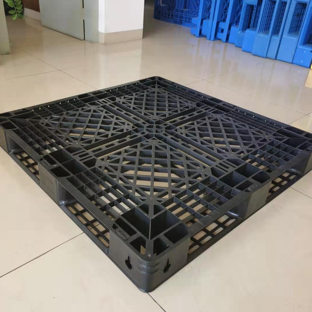 供应出口塑料托盘黑色田字托盘缠绕膜打包托盘一次性使用价格便宜