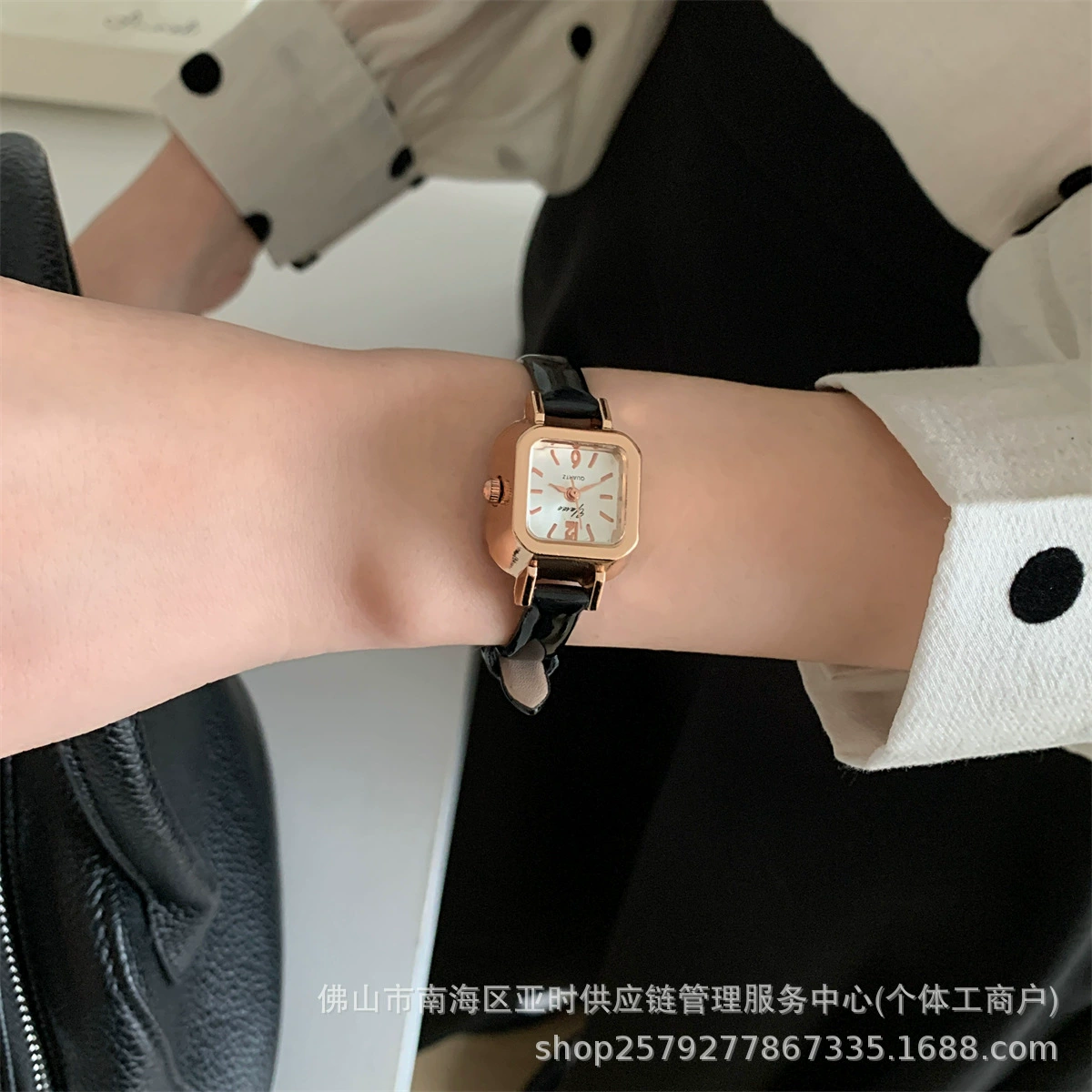 Retro small watch, light luxury style, simple and elegant design, thin strap
