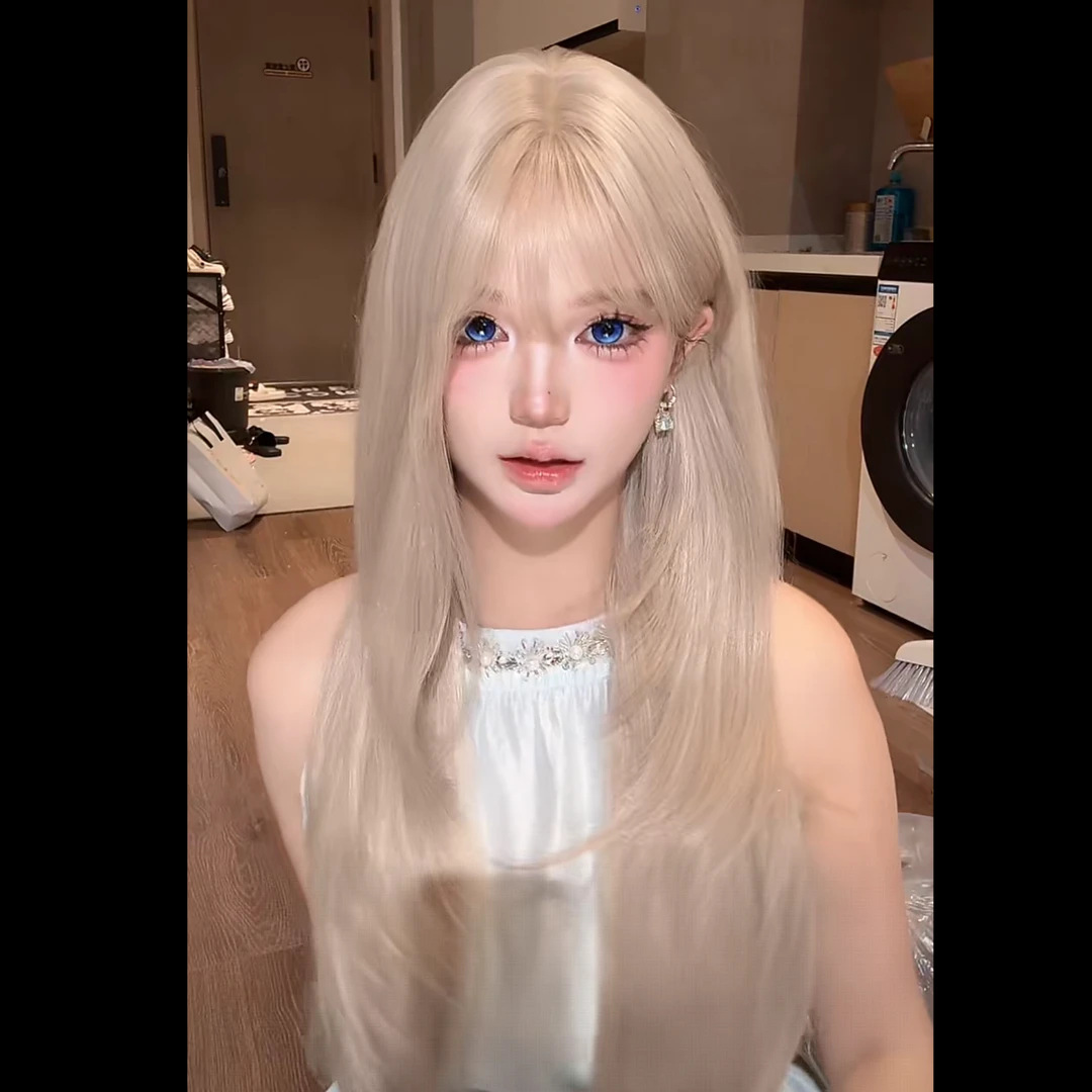 Connie Perücke Milchtee Platinblond mit Pony, lange glatte Haare für Frauen, natürliche Vollkopf-Kostümwelle für Cosplay