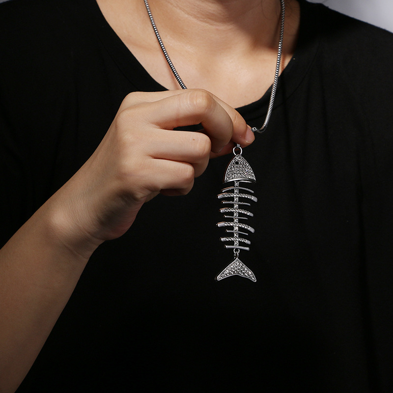 Temperament Fashion Network Collana con ciondolo a forma di osso di pesce grande con diamanti intarsiati rossi, personalità della moda femminile, catena lunga per maglioni, accessori_voghion.com