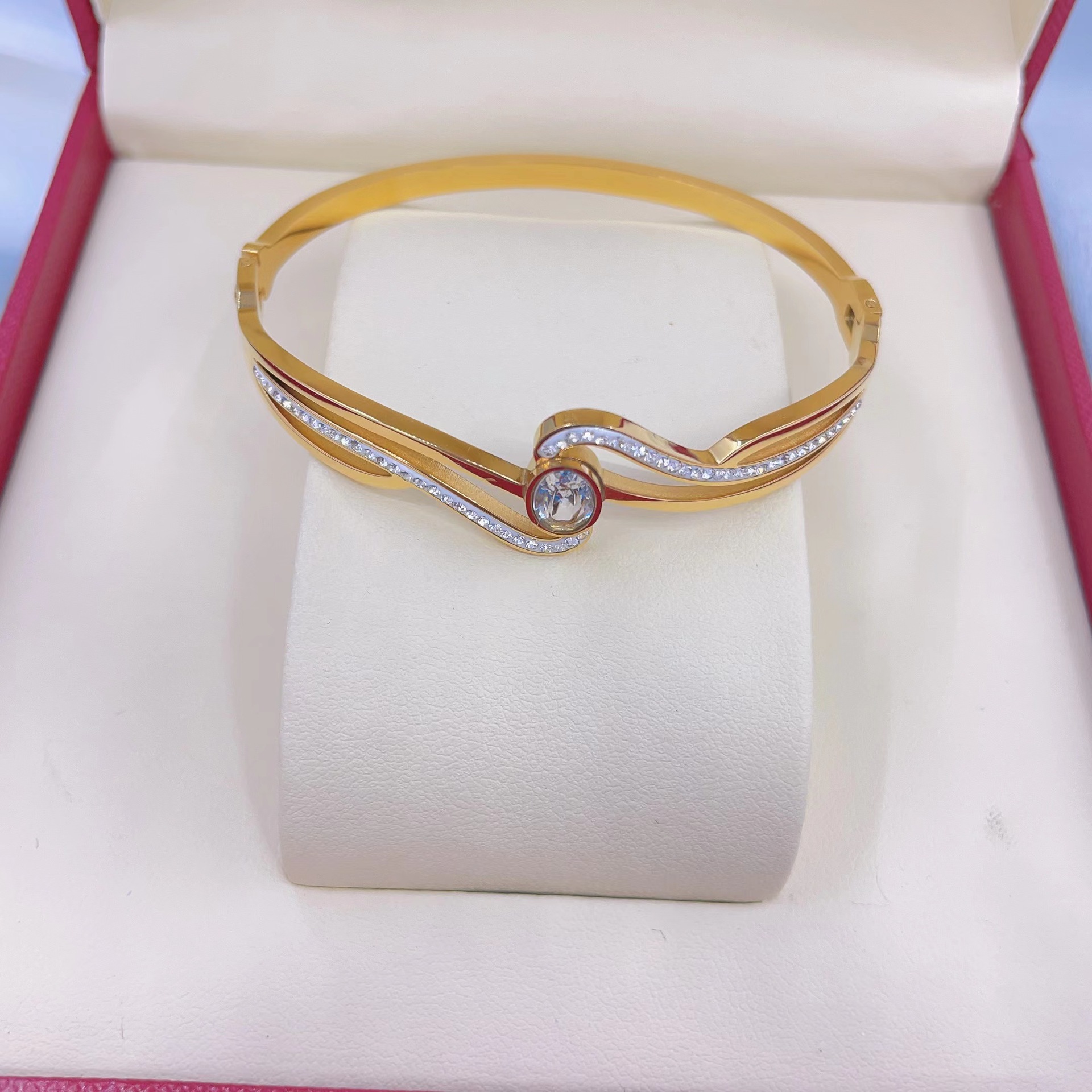 En stock fábrica directa Transfronteriza Popular electrochapado 18K pulsera de acero de titanio femenina personalidad no se desvanece moda nicho moda