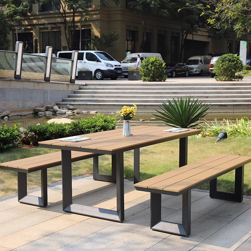 Mesa y silla de una pieza tipo B