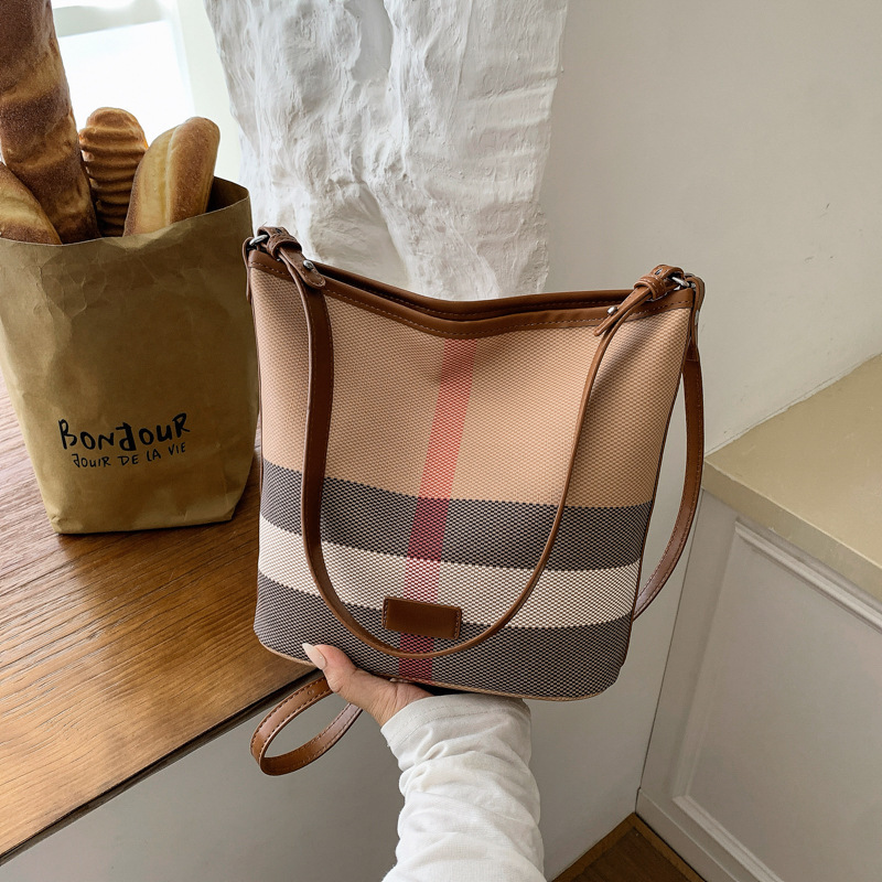 Trendy and stylish plaid bucket bag, large capacity, perfect for everyday use and commuting, versatile shoulder bag or crossbody bag, direct from the factory Trendy and stylish plaid bucket bag, large capacity, perfect for everyday use and commuting, versatile shoulder bag or crossbody bag, direct from the factory