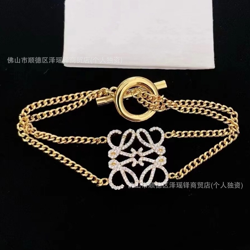 Real shot of Luo Wei's diamond-encrusted Chinese knot bracelet for women, featuring a light luxury and fashionable design with a square hollow double-layered knot Real shot of Luo Wei's diamond-encrusted Chinese knot bracelet for women, featuring a light luxury and fashionable design with a square hollow double-layered knot