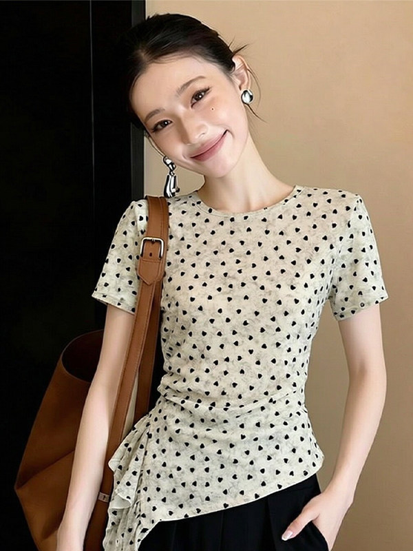 Áo thun nữ cổ tròn tay ngắn họa tiết chấm bi, vạt bất đối xứng, thiết kế eo thon — màu đen