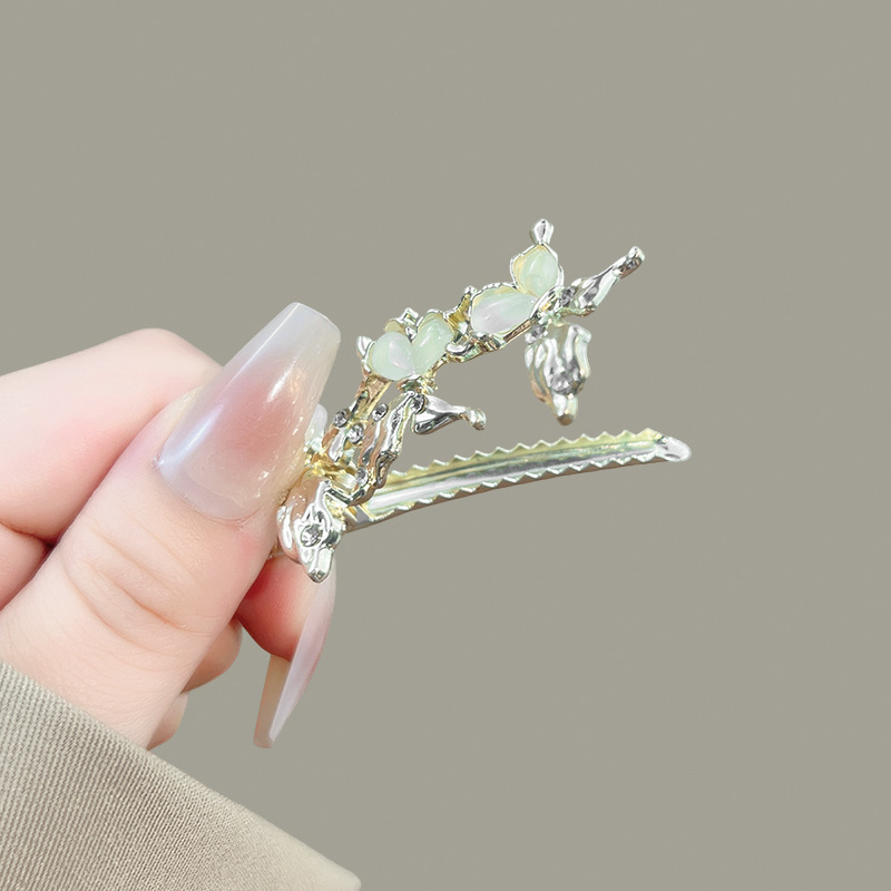 女性用のハイエンドシルバー液体蝶ヘアクリップ、ニッチデザインのサイドカモノハシクリップ、絶妙でシンプルな前髪クリップ|undefined