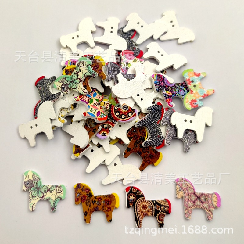 Fondo blanco/color natural forma de pintura pony botón de madera dibujos animados lindo botón pony pintado 50 pc/paquete