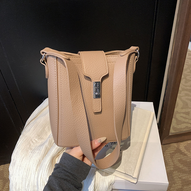 Bolso de moda coreano 2025 primavera y verano nuevo bolso femenino casual con patrón de lichi bolso de hombro en vivo mismo bolso de mensajero