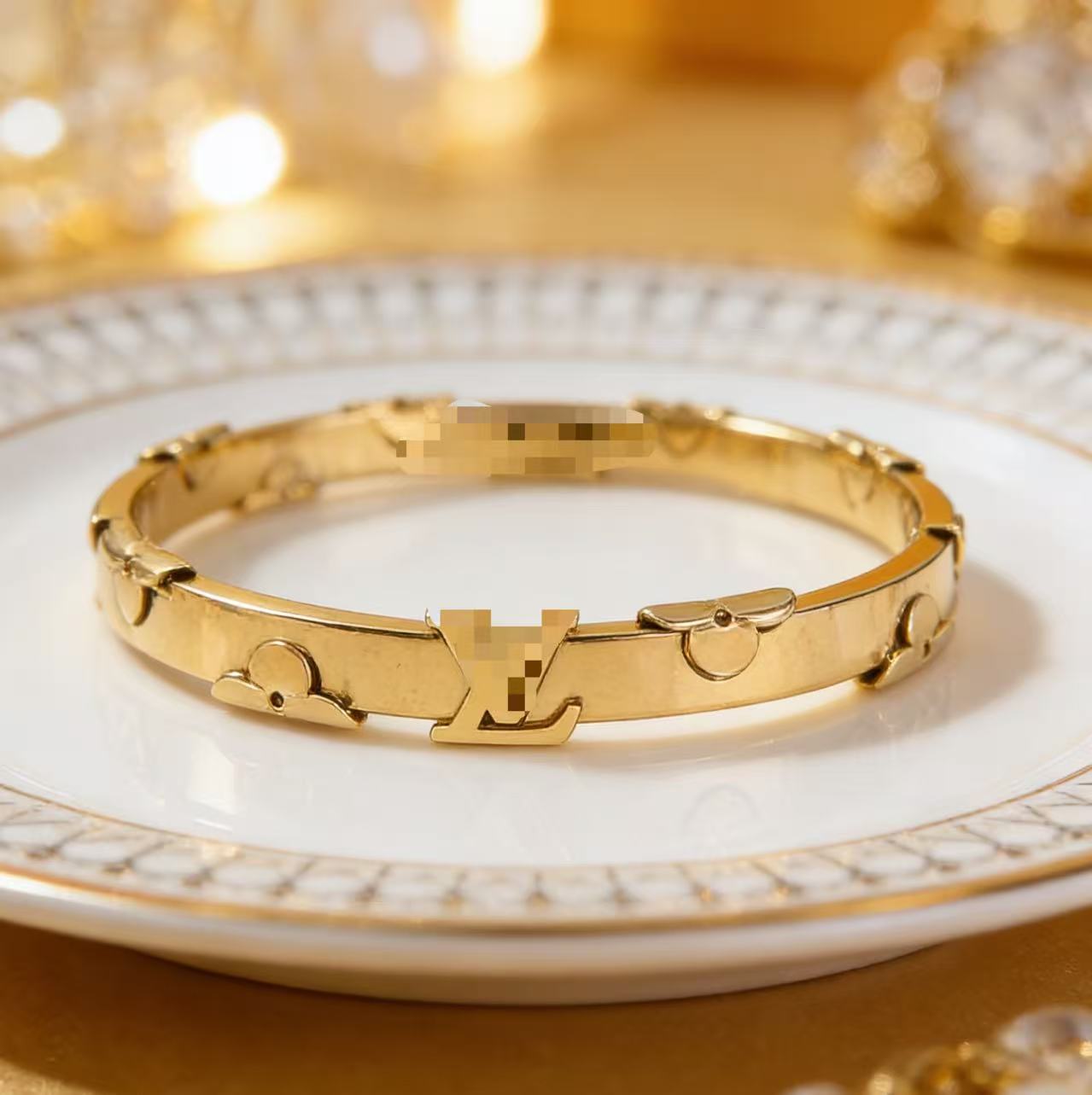 2025 新しいヨーロッパとアメリカのビッグブランドチタン鋼ブレスレット非退色ステンレス鋼ブレスレットバックルオープニングハンドジュエリー卸売