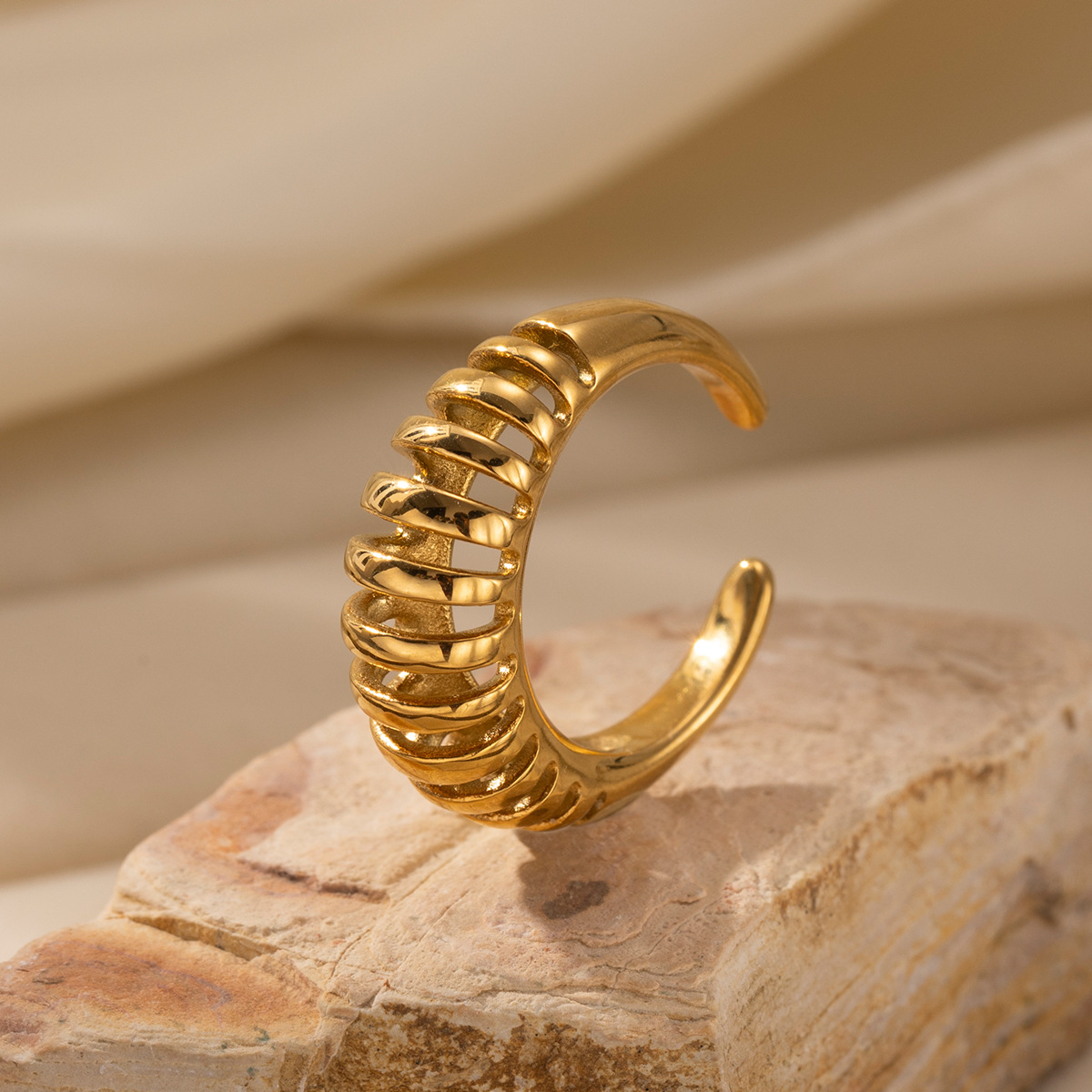 Anillo de acero inoxidable TENA Europa y América lujo ligero nicho universal personalidad abierta anillo de acero de titanio transfronterizo venta caliente joyas anillo