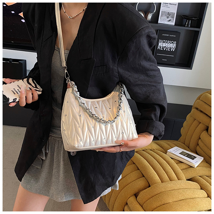 Fashionable diamond-encrusted diamond-shaped chain underarm bag 2025 Summer new style versatile daily commuting crossbody bag for women undefined