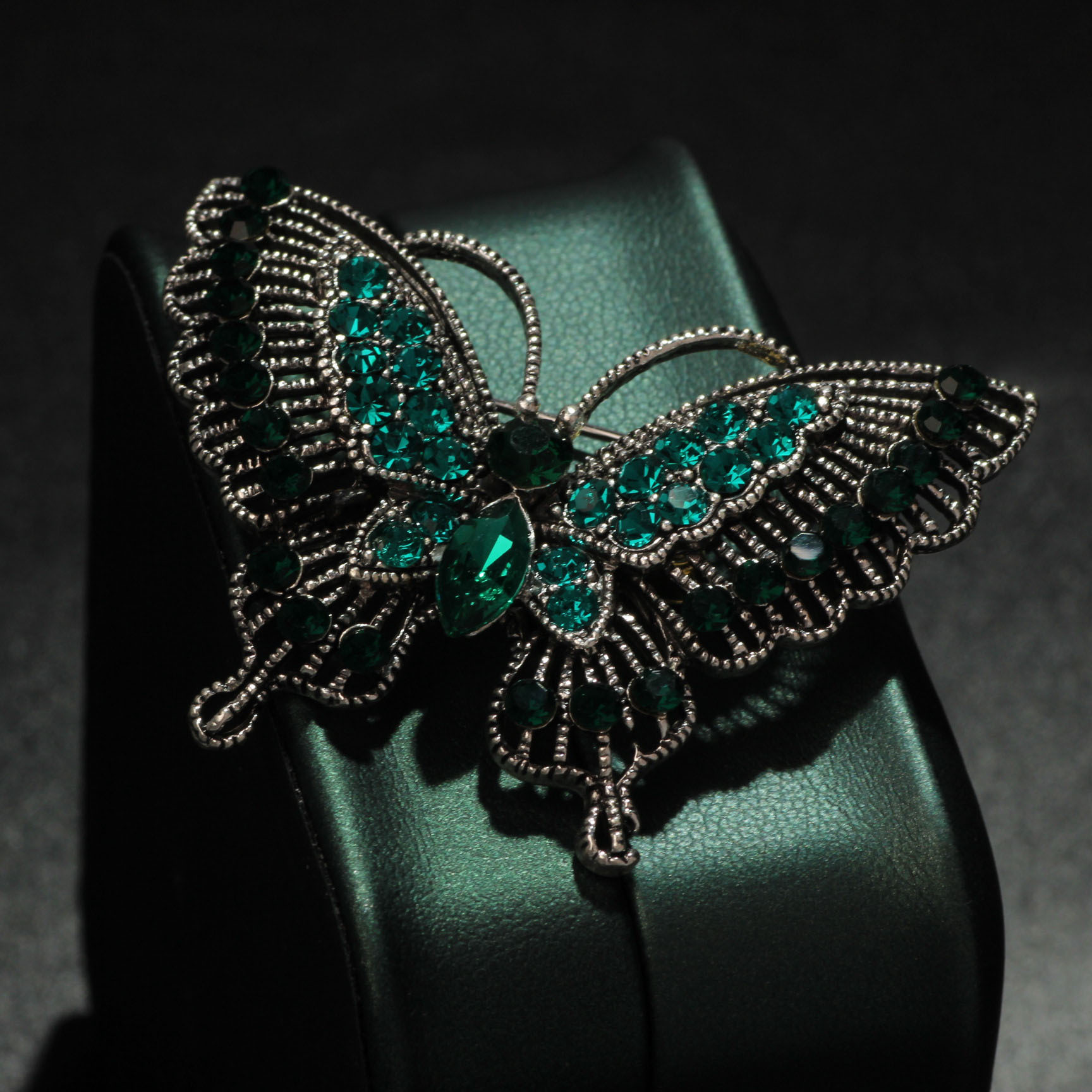 Spilla a farfalla verde con cristalli e diamanti design elegante_voghion.com
