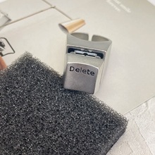 Delete键盘戒指男女现代人精神状态可按机械键盘感删除一切开口指