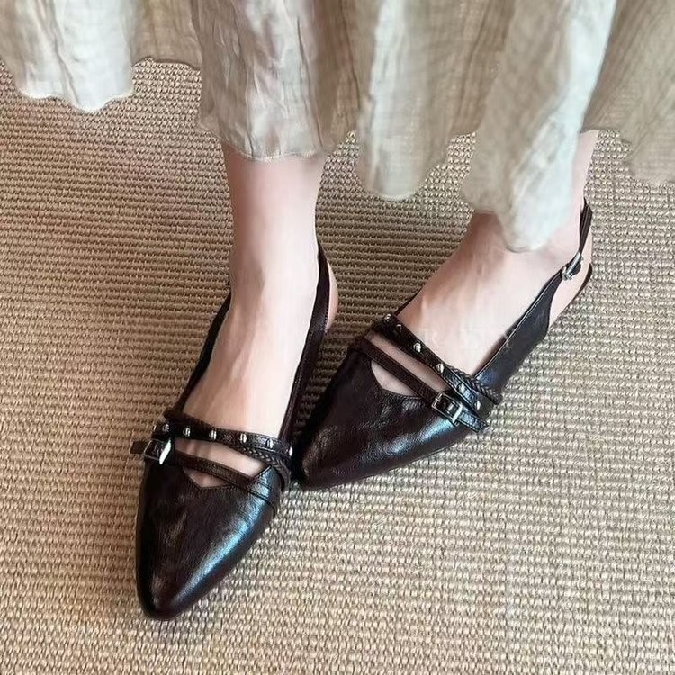 Vintage remaches de punta sandalias de cabeza para mujeres 2026 nuevo zapato plano con hebilla trasera vacía de viaje suave zapatos
