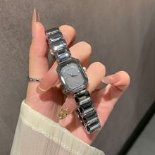 �羳�F؛һ�����l�����ֱ�Ů���p��С���ؐĸ��ˮ��Ůʿ�ֱ�