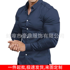 筋肉の男性のビジネスのワイシャツはアイロンをかけません。