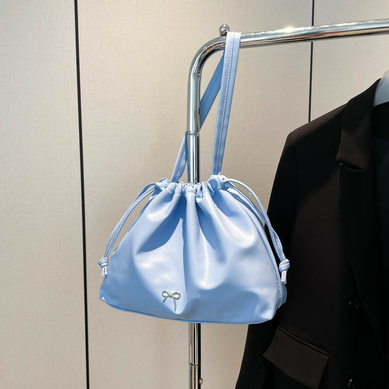 Bolsa coreana de gran capacidad bajo el bolso de tote para mujeres 2024 nuevo otoño y invierno bolso de hombro de moda versátil bolso de cubo