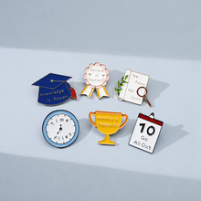 英文字母合金胸针奖杯卡通徽章学生激励礼物闹钟物件配饰创意男女