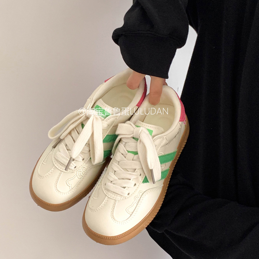 Nicho encantador color de verano 2026 nuevos zapatos cómodos zapatos deportivos casuales pequeños zapatos blancos para estudiantes zapatos versátiles