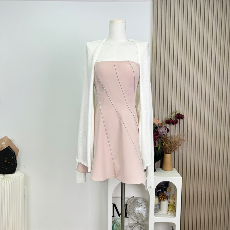 ピンクの重工の胸を塗るスカートの女性の高級感は胸をくわえて腰を収めてやせているワンピースを現します。|undefined
