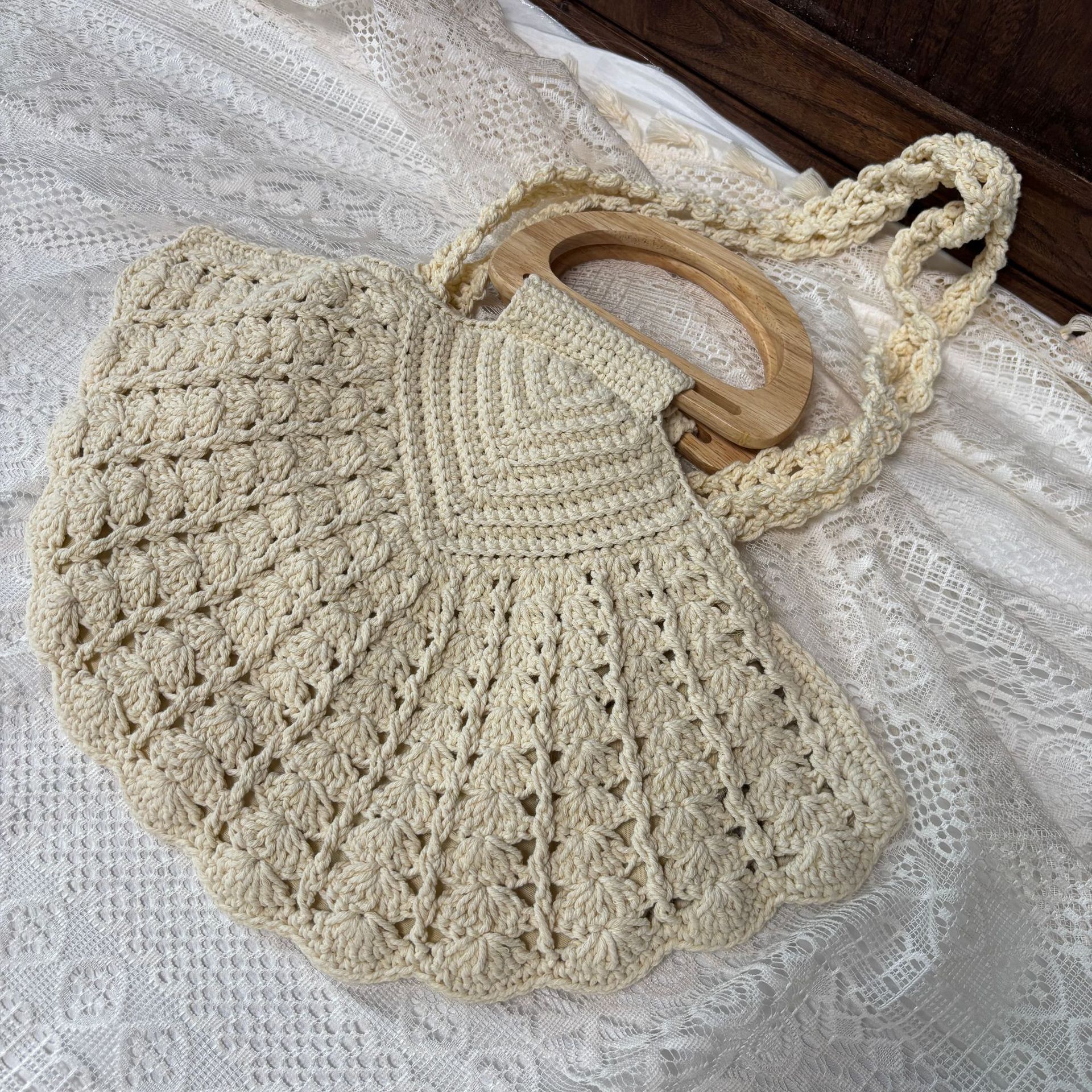 New Summer Beach Vacation Bag For Women, Large Capacity Niche Shell-Shaped Shoulder Bag, Simple Wooden Handle Handbag